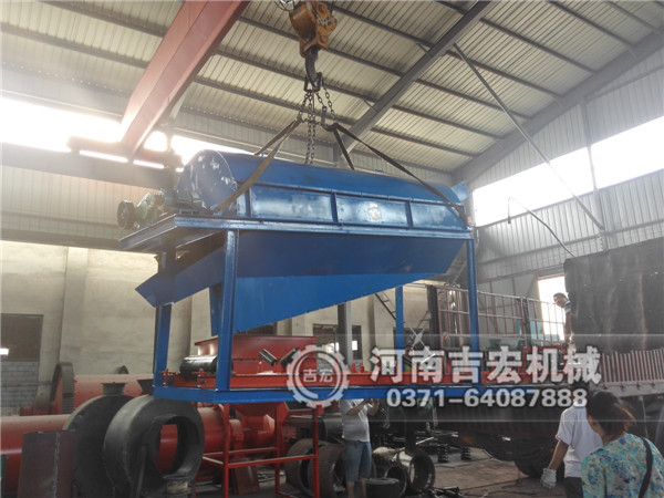 移動(dòng)式篩分輸送一體機(jī)發(fā)貨現(xiàn)場