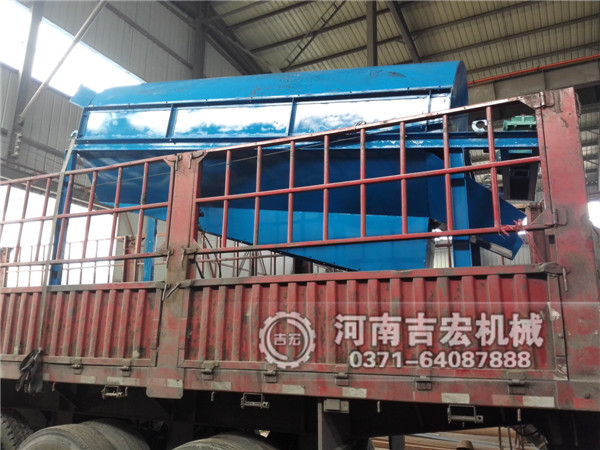移動(dòng)式篩分輸送一體機(jī)發(fā)貨現(xiàn)場